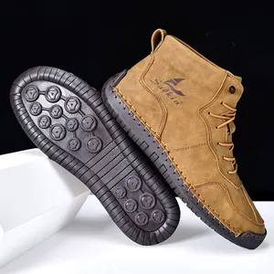Détail de bottines Martin camel montrant le logo Salkin et la semelle en caoutchouc