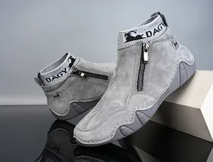 Nahaufnahme grauer Wildleder-Stiefeletten mit seitlichem Reißverschluss und Gummisohle