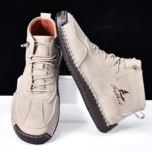 Détail de bottines hautes en daim beige avec logo Salkin et semelle en caoutchouc naturel