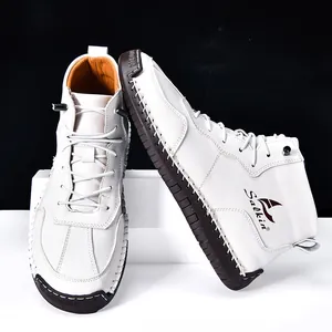 Vue détaillée de bottines en cuir blanc avec coutures épaisses et semelle en gomme