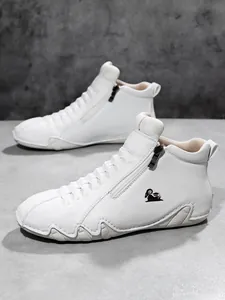 Detailansicht der weißen Leder-Sneaker mit schwarzem Reißverschluss und Ziegen-Logo