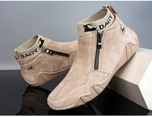 Makroaufnahme der beigefarbenen Herren-Wildlederstiefel mit Reißverschluss und Strickkragen