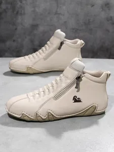 Detailansicht beiger Leder-High-Top-Schuh mit Reißverschluss und Logo auf Gummisohle