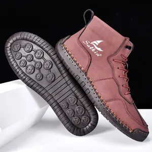 Détails de bottines en cuir bordeaux avec semelle antidérapante et logo Salkin