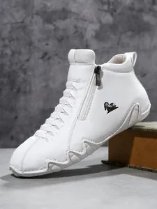 Detail eines weißen High-Top-Lederschuhs mit schwarzem Reißverschluss und Widder-Logo