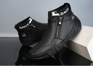 Detail schwarzer High-Top Boots mit strukturiertem Leder, Reißverschluss und Strickkragen