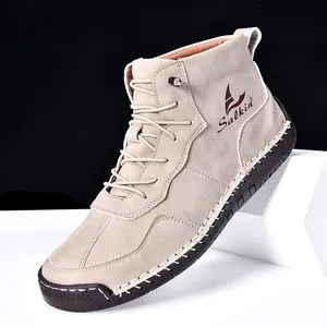 Bottines hautes en cuir beige pour hommes avec couture à la main et semelle en caoutchouc