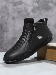 Detail von hochwertigen schwarzen High-Top-Lederschuhen mit seitlichem Metall-Reißverschluss