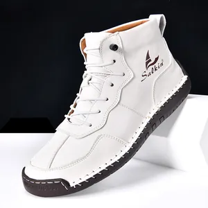 Détail d'une botte en cuir blanc avec logo Salkin et semelle en caoutchouc marron
