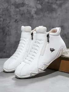 Nahaufnahme weißer Lederstiefel mit Widderkopf-Logo und seitlichem Reißverschluss