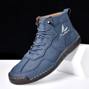 Détail de la bottine en cuir suédé bleu avec logo blanc et semelle en caoutchouc durable