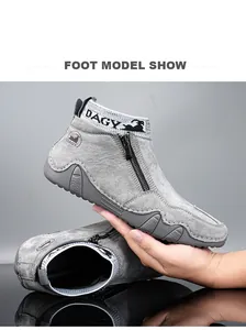 Detailsicht der grauen Wildleder-Stiefelette mit Reißverschluss und Gummisohle