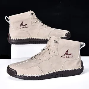 Vue détaillée de bottines Martin en daim beige avec semelle en caoutchouc et couture main