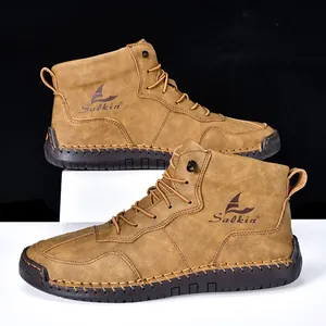 Détail de bottes en cuir marron faites main avec coutures premium et semelle antidérapante