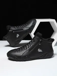 Detail eines schwarzen Leder-High-Top-Schuhs mit Silber-Reißverschluss und Schaf-Logo