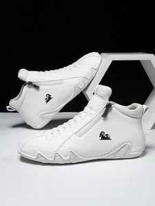 Detailansicht weißer High-Top Leder-Sneaker mit seitlichem Reißverschluss und Widder-Logo