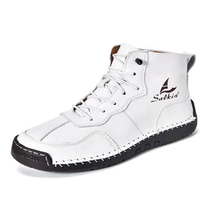 Détail des bottines en cuir blanc avec logo Salkin et coutures faites à la main