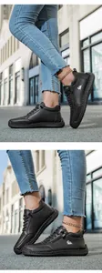 Λεπτομέρεια από μαύρα δερμάτινα sneakers με πλαϊνό φερμουάρ και ασημένιο λογότυπο