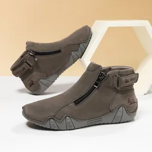 Vista detallada de botas casuales topo con cremallera lateral y correa de hebilla
