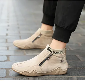 Detailansicht der khakifarbenen Wildlederstiefel mit Reißverschluss und Gummisohle