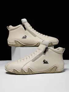 Detail der beigen High-Top-Lederschuhe mit seitlichem Reißverschluss und Wellensohle