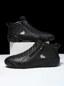 Detail von schwarzen Leder-High-Top-Schuhen mit seitlichem Reißverschluss und Wellensohle