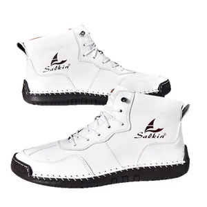 Bottes hautes en cuir blanc avec coutures artisanales et semelles en caoutchouc