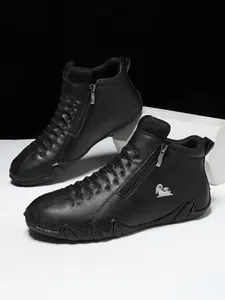 Detail von High-Top Leder-Freizeitschuhen mit Seitenreißverschluss und Webmuster