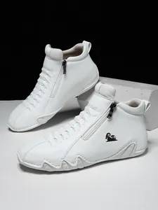 Detailaufnahme weißer Leder-High-Top-Schuh mit Reißverschluss und Widder-Logo-Grafik