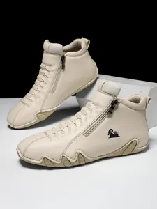 Detailansicht der cremefarbenen High-Top-Schuhe mit Reißverschluss und Webriemen