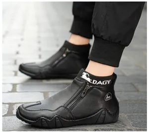 Detailaufnahme schwarzer Lederstiefel mit seitlichem Reißverschluss und Strickbündchen