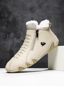 Detailansicht der cremeweißen Stiefel mit warmem Kunstfellfutter und Seitenreißverschluss