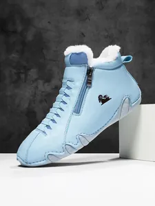 Detailansicht hellblauer Winterstiefel mit warmem Webpelzfutter und seitlichem Reißverschluss