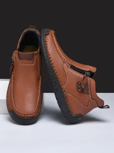Dettaglio scarpe casual in pelle marrone con cuciture artigianali e cerniera laterale