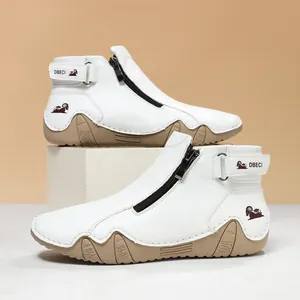 Detalle de zapatillas altas blancas con cremallera lateral y suela de goma marrón