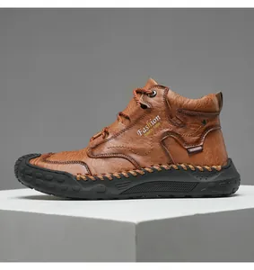 Détails de bottines montantes en cuir marron avec fini texturé et semelle en caoutchouc