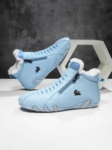 Detailansicht der hellblauen Winterstiefel mit warmem Kunstfellfutter und Seitenreißverschluss