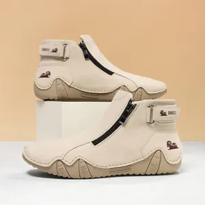 Detalle de zapatos altos de ante beige con cremallera lateral y suela de goma robusta