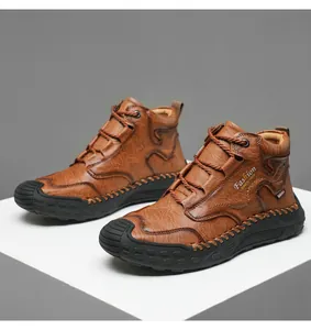 Vue détaillée de bottines décontractées en cuir marron avec semelles en caoutchouc antidérapantes
