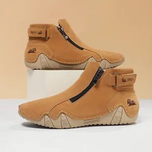Detalle de botas de gamuza caqui con cremallera lateral y correa ajustable al tobillo