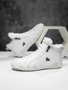 Makroaufnahme weißer Lederstiefel mit praktischem Seitenreißverschluss und warmem Futter