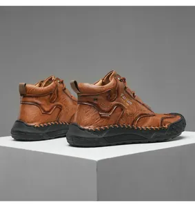 Détail de la botte en cuir marron foncé pour hommes avec semelle épaisse et lettrage doré