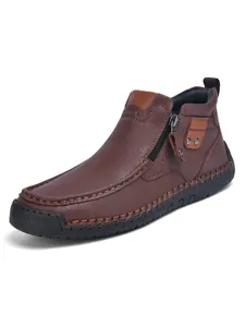 Dettaglio di stivale in pelle marrone scuro con zip laterale e suola in gomma 100%