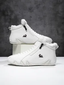 Nahaufnahme weißer High-Top-Winterstiefel mit seitlichem Reißverschluss und warmem Futter