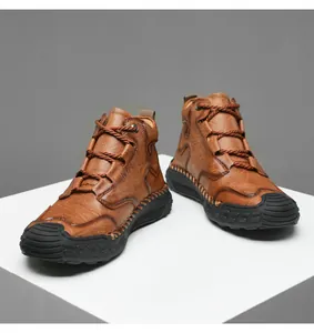 Détail de botte en cuir marron pour homme avec coutures à la main et semelle en caoutchouc