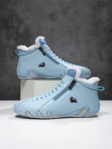 Detailansicht hellblauer Lederstiefel mit warmem Kunstwollfutter und seitlichem Reißverschluss