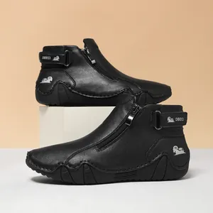 Detalle de zapato de cuero negro con cremallera lateral y correa de velcro al tobillo