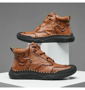 Détail de bottines en cuir marron pour homme avec lettrage latéral et semelle épaisse