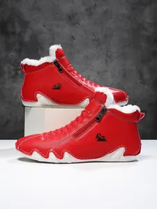 Detailansicht rote Winter-Sneaker mit weißem Kunstfellfutter und seitlichem Reißverschluss
