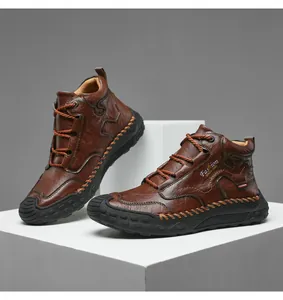 Détail de bottines en cuir marron avec coutures robustes et logo de mode sur le côté